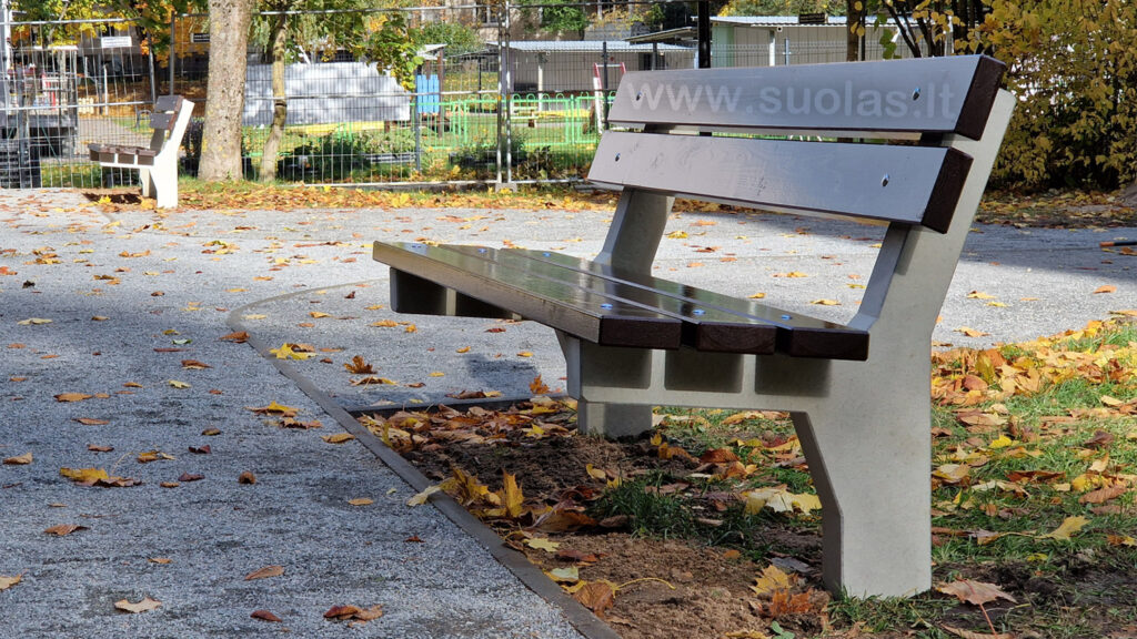 Modernus lauko suolas su betoninėmis kojomis parke – gamyba ir montavimas Lietuvoje