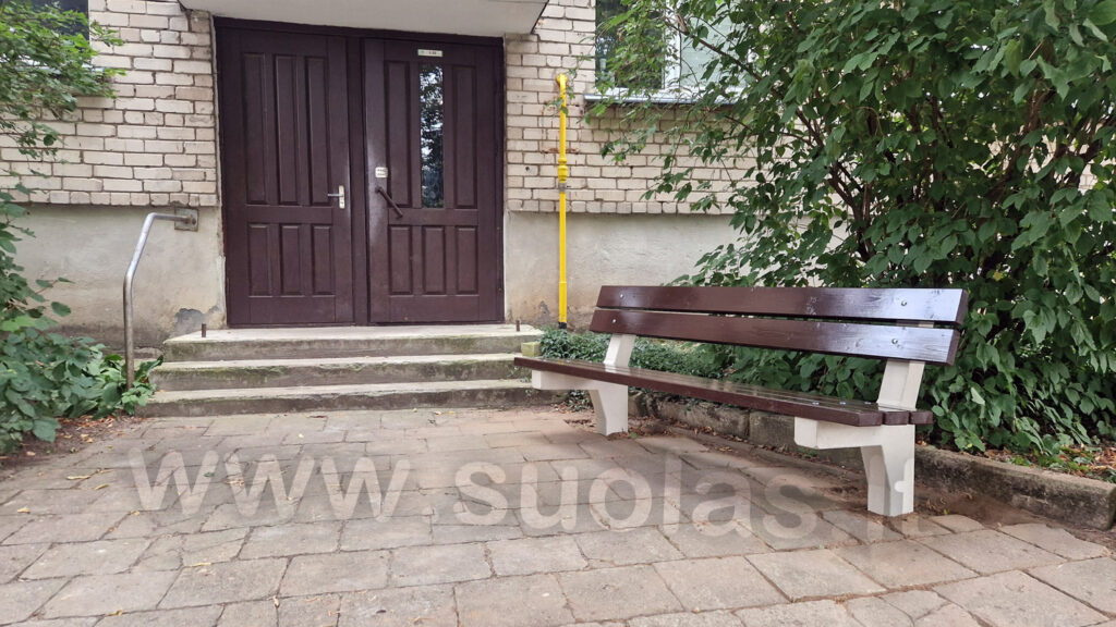 Betoninis lauko suolas prie laiptinės