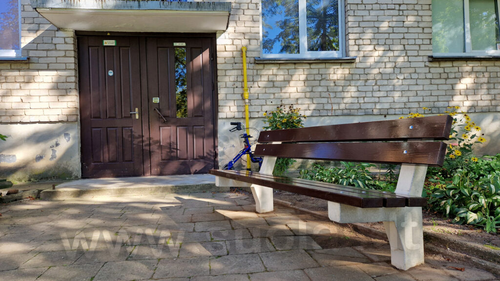 Betoninis lauko suolas prie daugiabučio bendrijos laiptinės