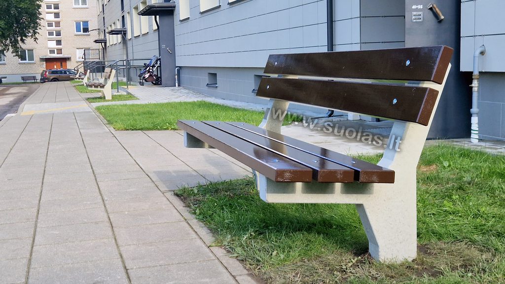 Betoninis lauko suolas su medine sėdyne ir atlošu prie daugiabučio namo